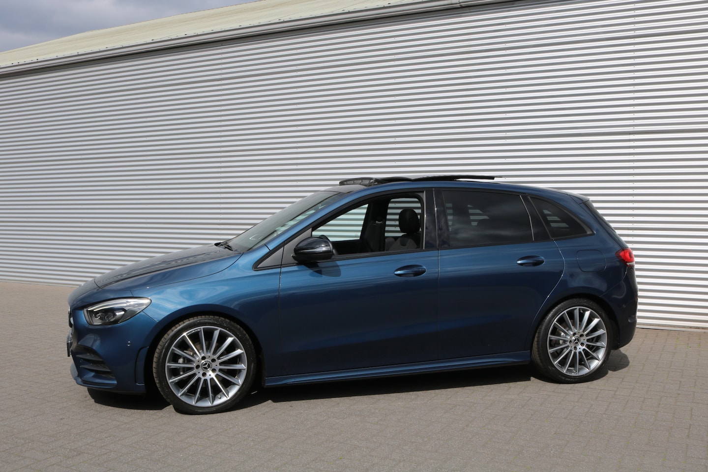Mercedes-Benz B-klasse - 200 AMG Pakket AMG Nightpakket (Panoramadak Sportleder/Memory Widescreen Burmester Camera - AutoWereld.nl