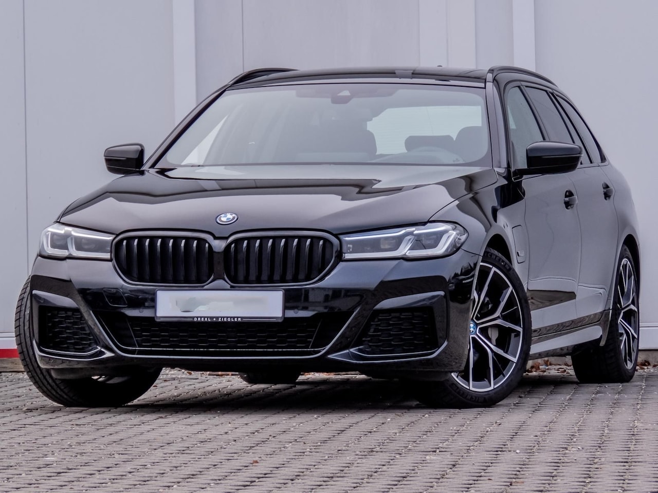 BMW 5-serie Touring - 530e M-SPORT ** LASER, LEDER, PANORAMA, TREKH, CARBON SCHWARZ ** € 39.000,= onder NP - Ex - AutoWereld.nl