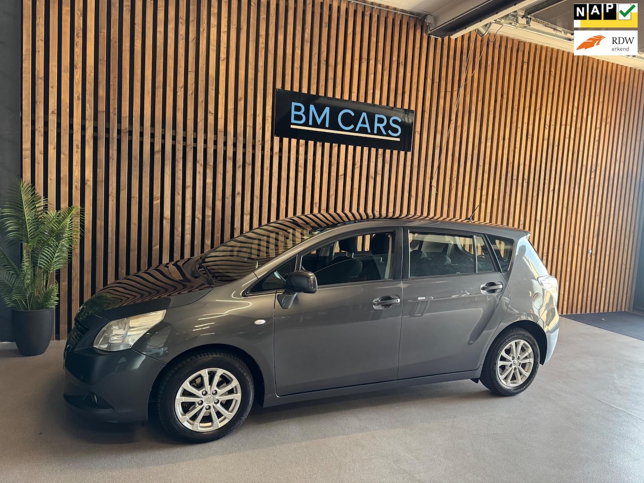 Toyota Verso - 1.8 VVT-i Aspiration 7p. AUTOMAAT,Camera,Trekhaak - AutoWereld.nl