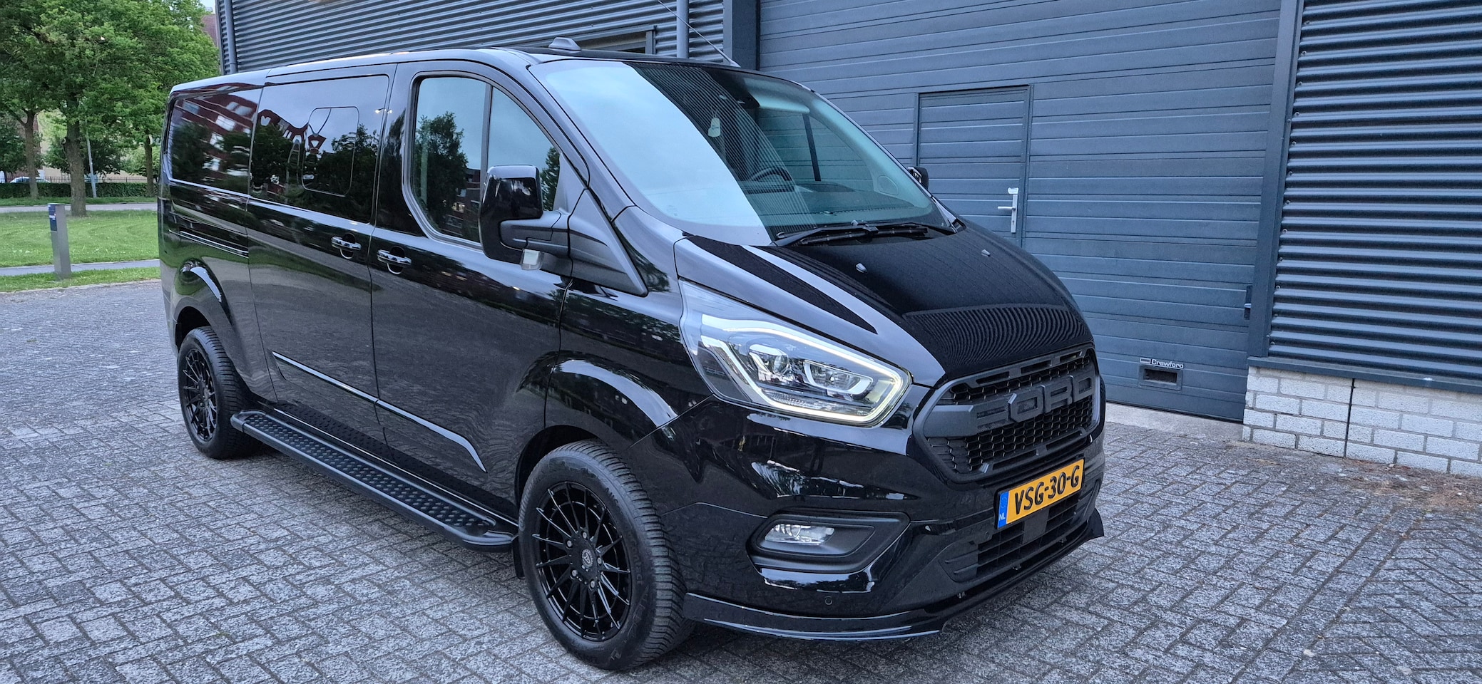 Ford Transit Custom - 320 2.0 TDCI L2H1 Limited DC I ZGAN I Zeer compleet | Dubbele cabine | 18" | Vol Leer | Apple Car Play | Trekhaak - AutoWereld.nl