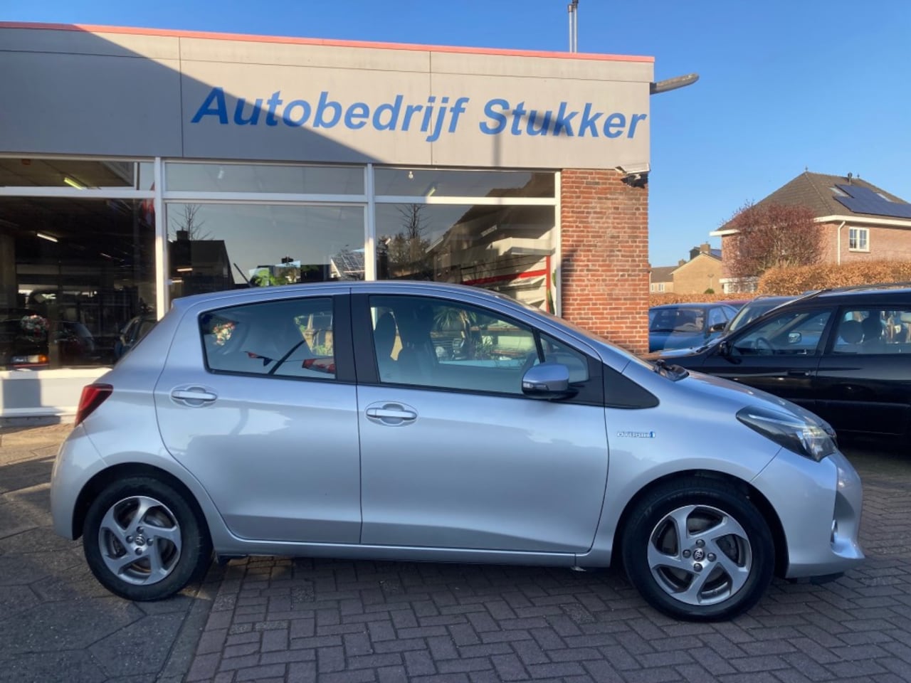 Toyota Yaris - 1.5 VVT-i Hybrid Aspiration Trekhaak Navigatie Cruise. - AutoWereld.nl