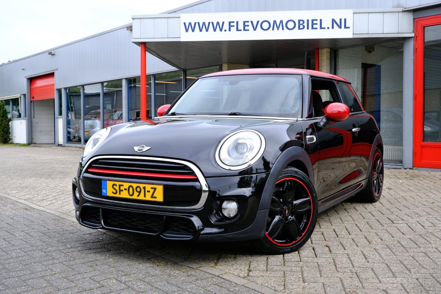 MINI John Cooper Works - 1.5 Chili Serious Business JCW Pano|1e Eig|Navi|Sportstoelen|LMV - AutoWereld.nl