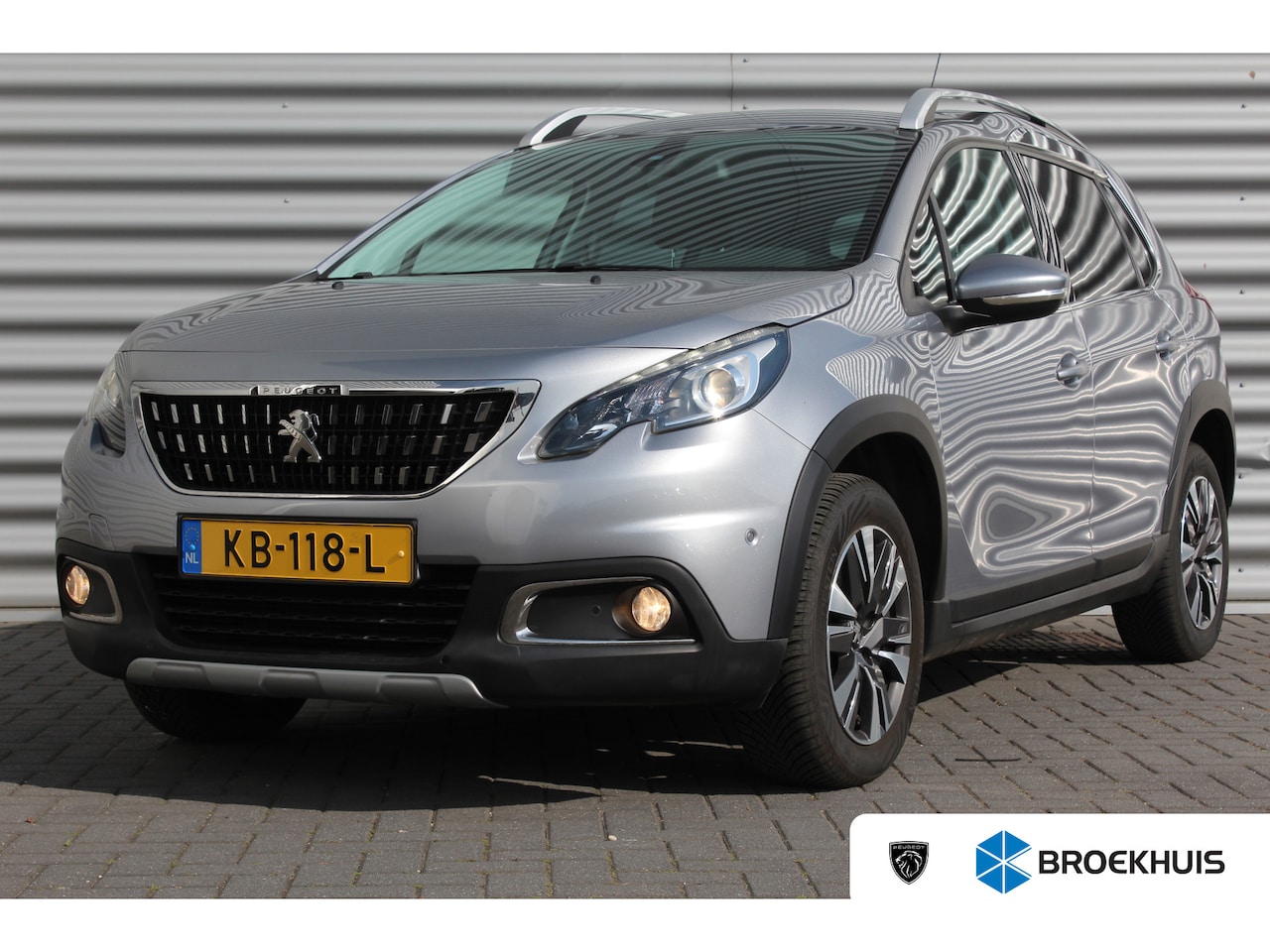Peugeot 2008 - 1.2 PURETECH 110PK ALLURE / NAVI / LEDER / CLIMA / LED / PDC / 17" LMV / CAMERA / TREKHAAK - AutoWereld.nl