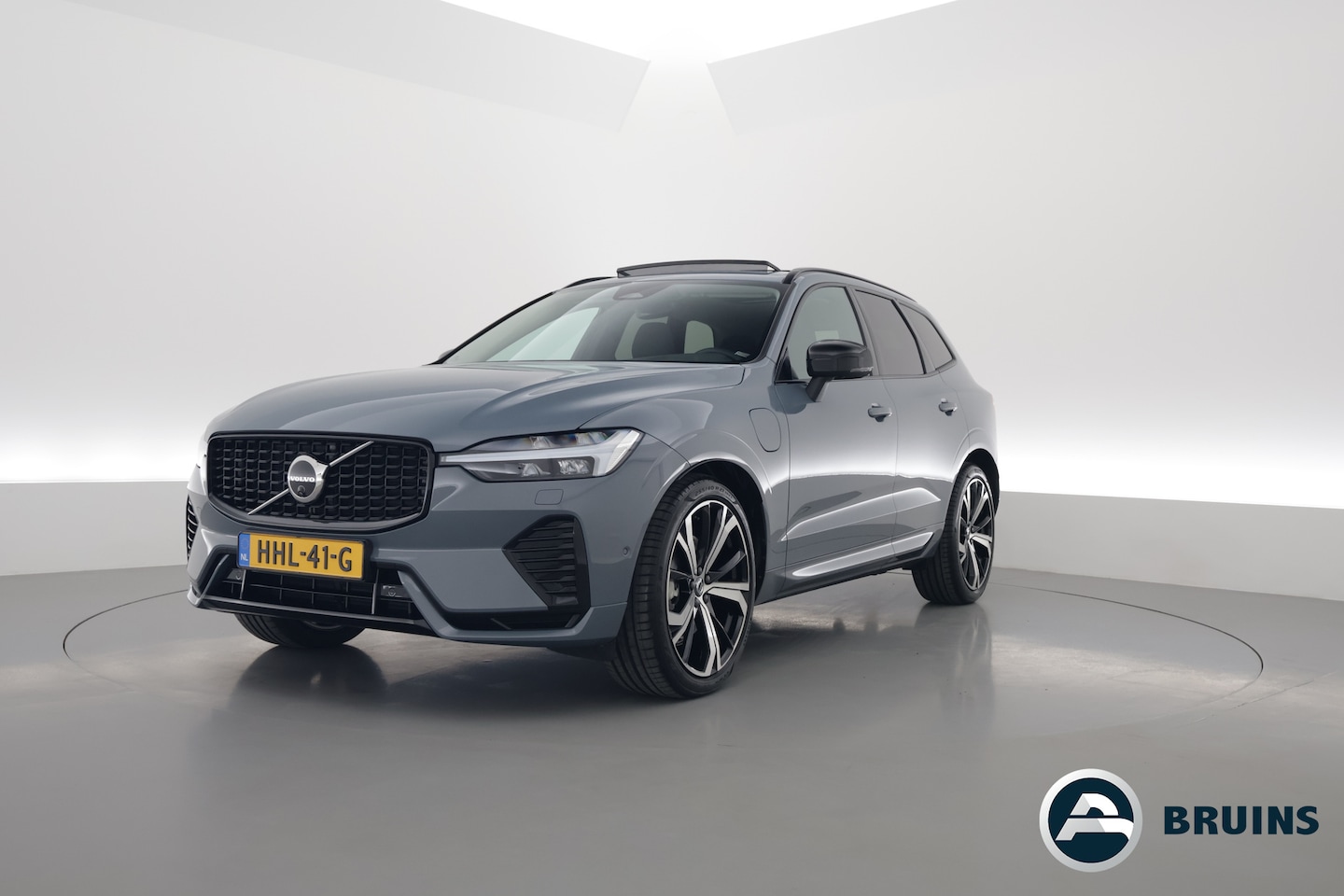 Volvo XC60 - 2.0 T6 Plug-in hybrid AWD Plus Dark | Luchtvering | Trekhaak | H&K Audio | 360 camera | - AutoWereld.nl