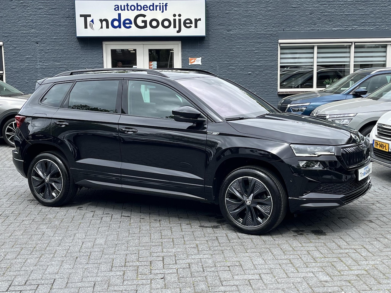 Skoda Karoq - 1.5 TSi DSG ACT Sportline Business | EL. TREKHAAK | 360 CAMERA | 5 JAAR GARANTIE | - AutoWereld.nl