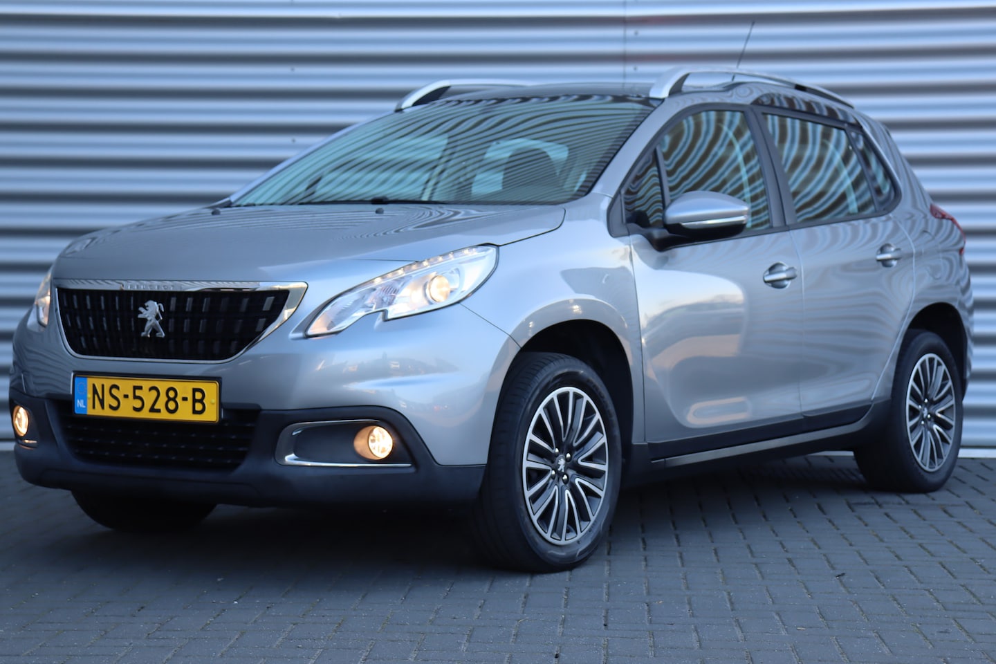 Peugeot 2008 - 1.2 PURETECH 110PK BLUE LION / NAVI / AIRCO / LED / PDC / PANO. DAK / BLUETOOTH / CRUISECO - AutoWereld.nl