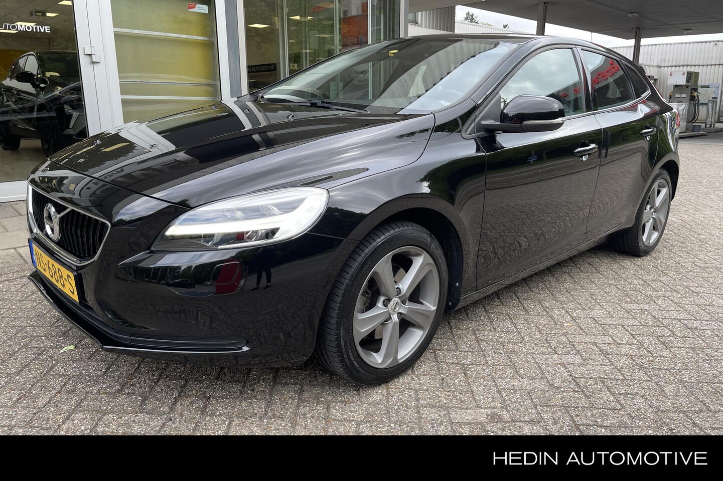 Volvo V40 - 2.0 T3 Nordic+ | SENSOREN | STOELVERWARMING | NAVIGATIE | 17INCH LICHTMETAAL | TREKHAAK | - AutoWereld.nl