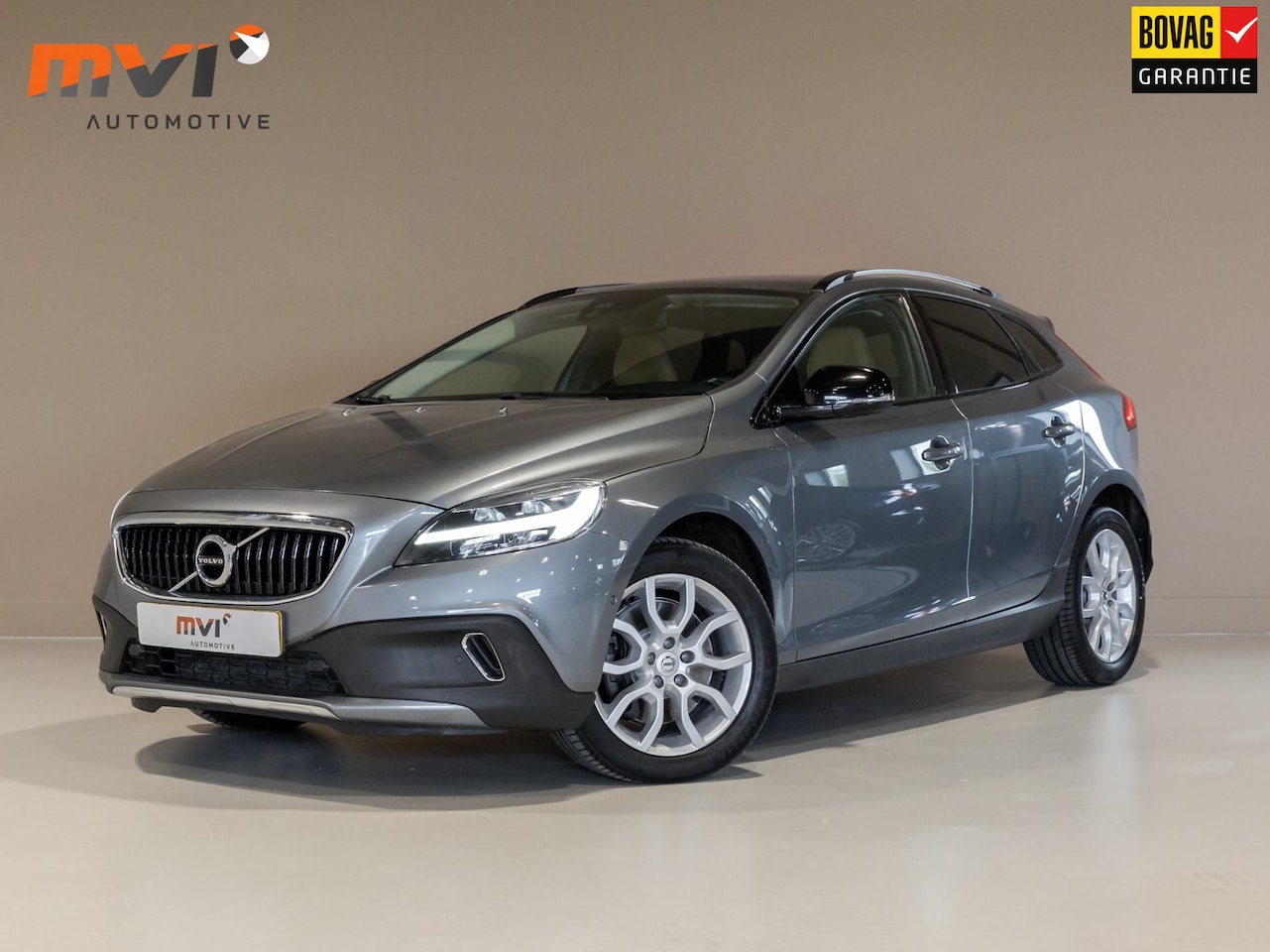 Volvo V40 Cross Country - 1.5 T3 Polar+ Luxury / 152pk / Panorama dak / Leder / Achteruitrij camera / - AutoWereld.nl