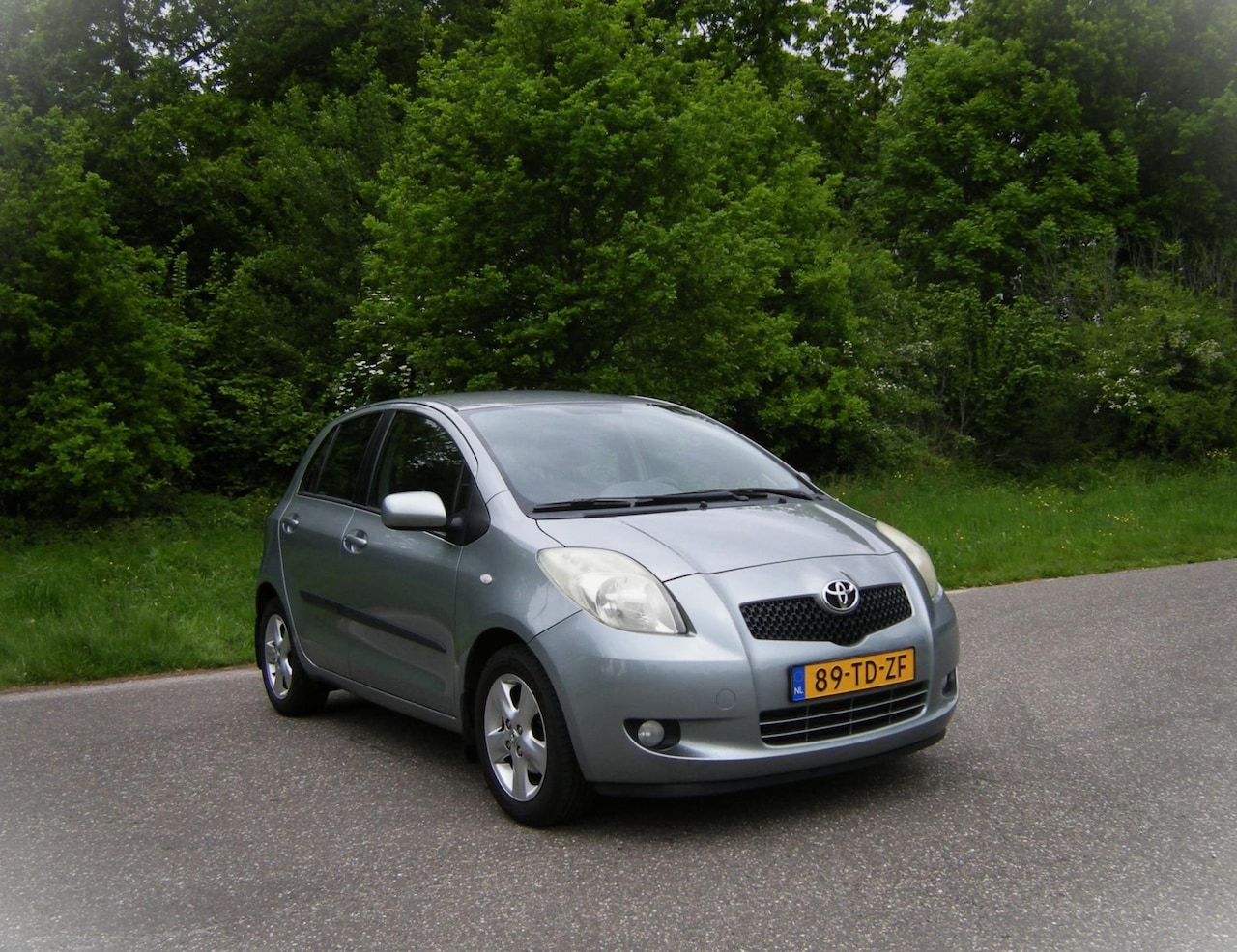 Toyota Yaris - 1.3 VVTi Luna MMT . AUTOMAAT . Airco . Trekhaak . PDC . enz - AutoWereld.nl