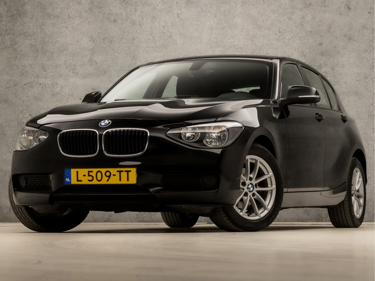 BMW 1-serie - 116i Sportline (4 CILINDER, SCHERM, CLIMATE, STOELVERWARMING, SPORTSTOELEN, PARKEERSENSORE - AutoWereld.nl