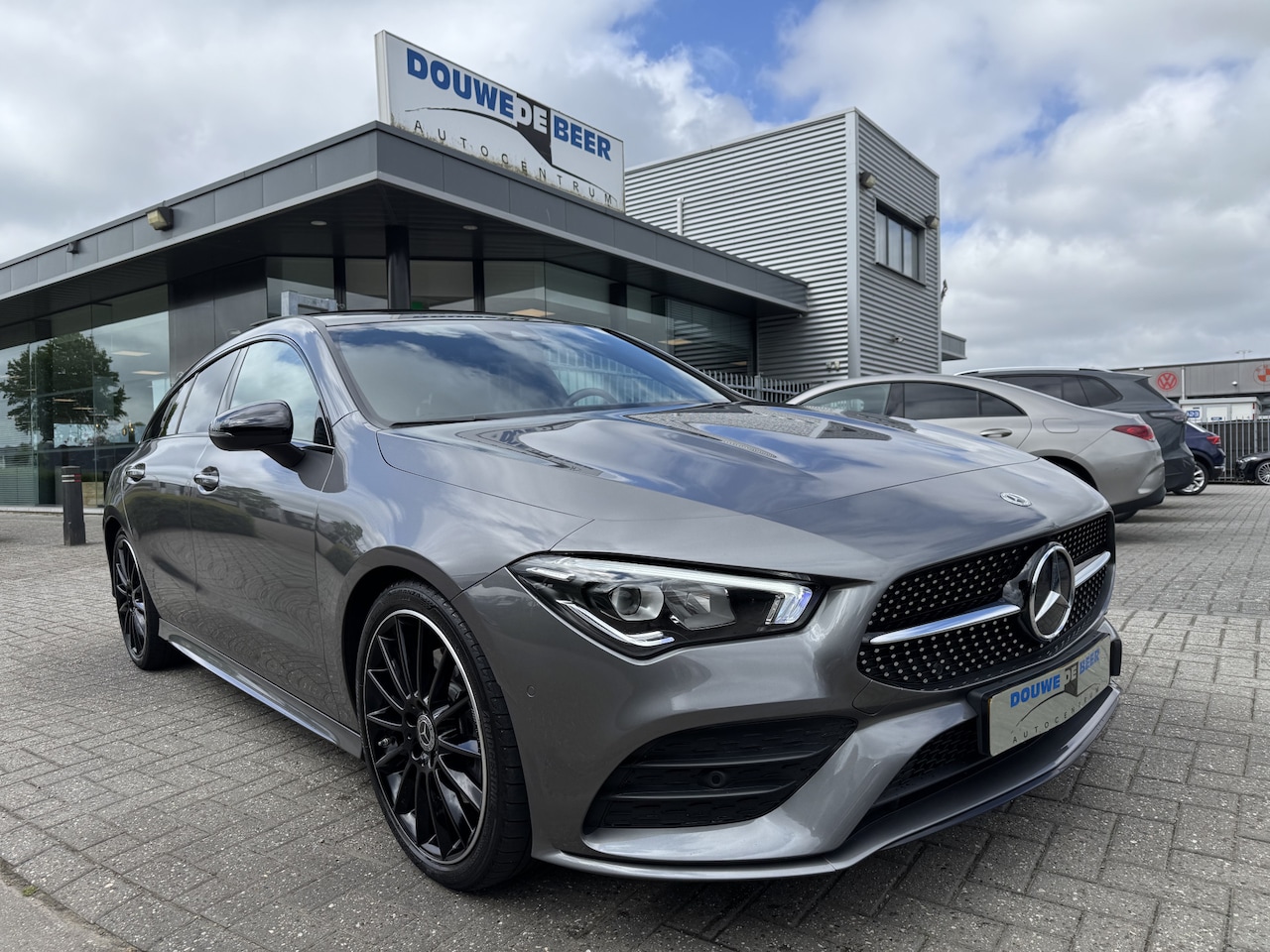 Mercedes-Benz CLA-klasse Shooting Brake - 250 e AMG Line Night Pano-Dak | Trekhaak | Night | Camera | Stoelverw. | - AutoWereld.nl