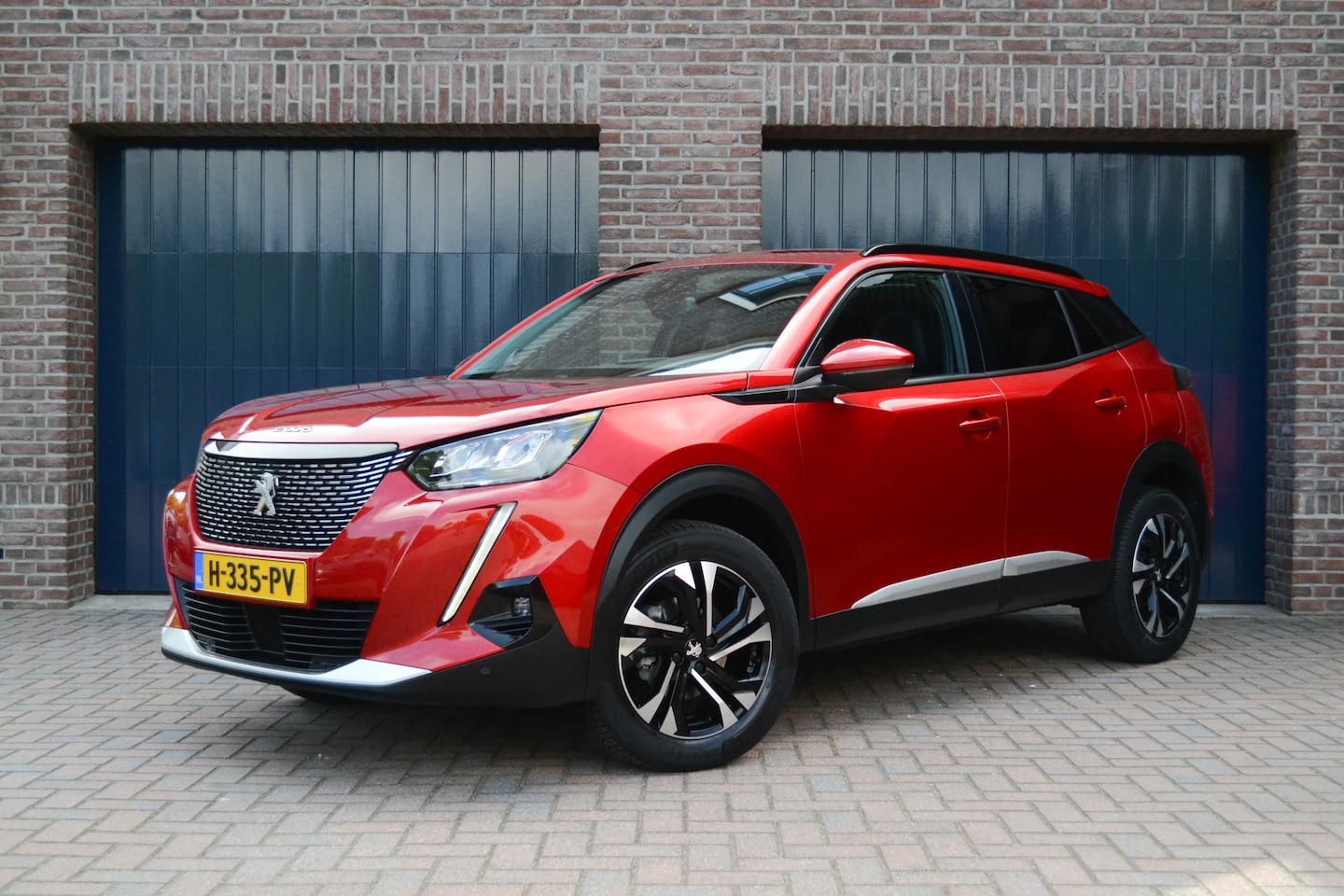 Peugeot 2008 - 1.2 PureTech Blue Lease Allure | Trekhaak | Virutal | Adaptive Cruise | Camera | Keyless | - AutoWereld.nl