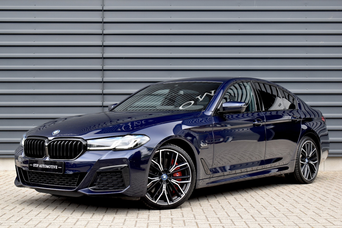 BMW 5-serie - 545e xDrive 394pk | Laserlight | 20'' Velgen | 360 Camera | Comfort Zetels | Head-Up | - AutoWereld.nl