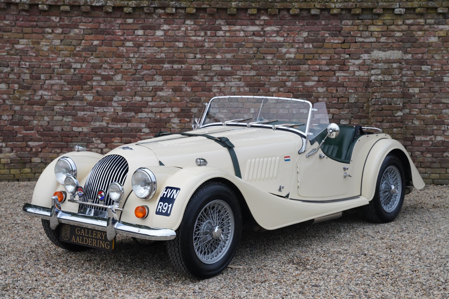 Morgan 4/4 - 1800 "Two seater" In superb condition, Finished in Ivory White over a leather interior in - AutoWereld.nl