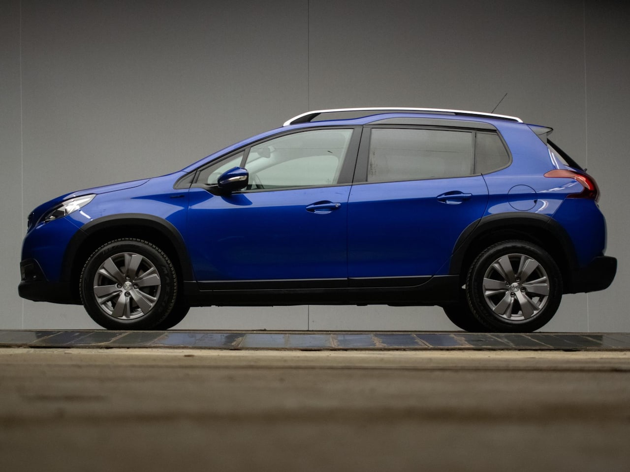 Peugeot 2008 - 1.2 PureTech Signature Sport (APPLE CARPLAY,NAVI,CRUISE,PDC,LED,LEDER,SPORTSTOELEN,GETINT, - AutoWereld.nl