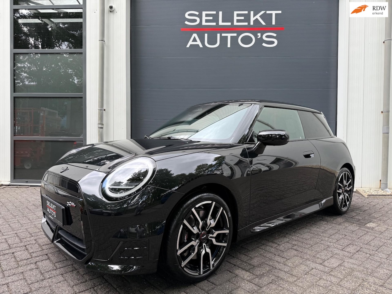 MINI Cooper - Mini E John Cooper Works Pakket M NAP Pano/18 Inch/Head Up/Navigatie/Car Play/Camera/Leder - AutoWereld.nl
