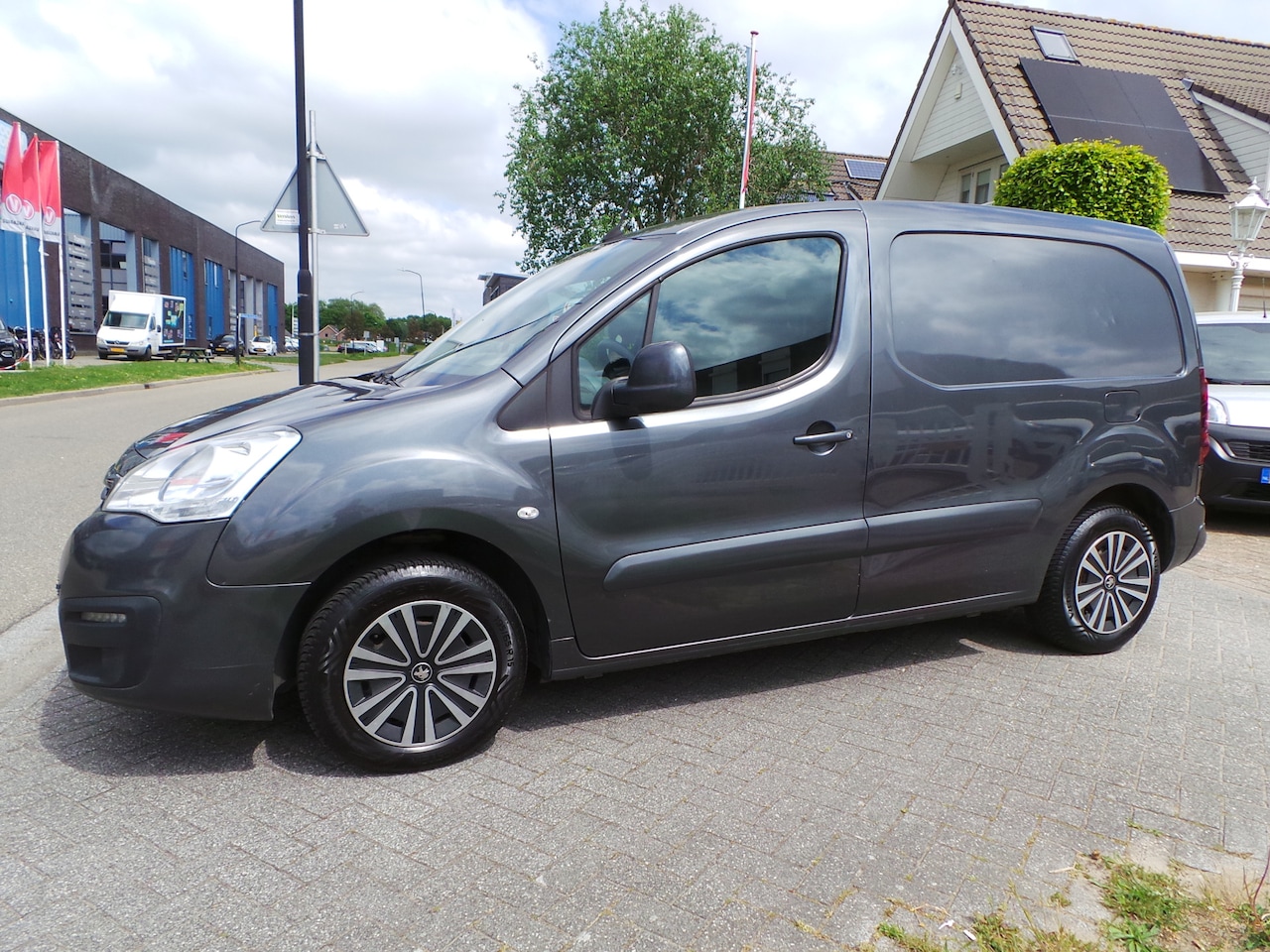 Peugeot Partner - 120 1.6 BlueHDi 100 L1 Première Airco,Cruise,navi,3 zits - AutoWereld.nl
