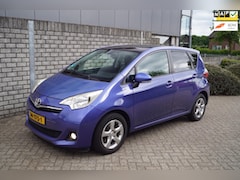 Toyota Verso S - 1.3 VVT-i Dynamic Autom Panodak Leder Stoelverw Navi Camera Clima Cruise PDC LMV Trekh ENZ
