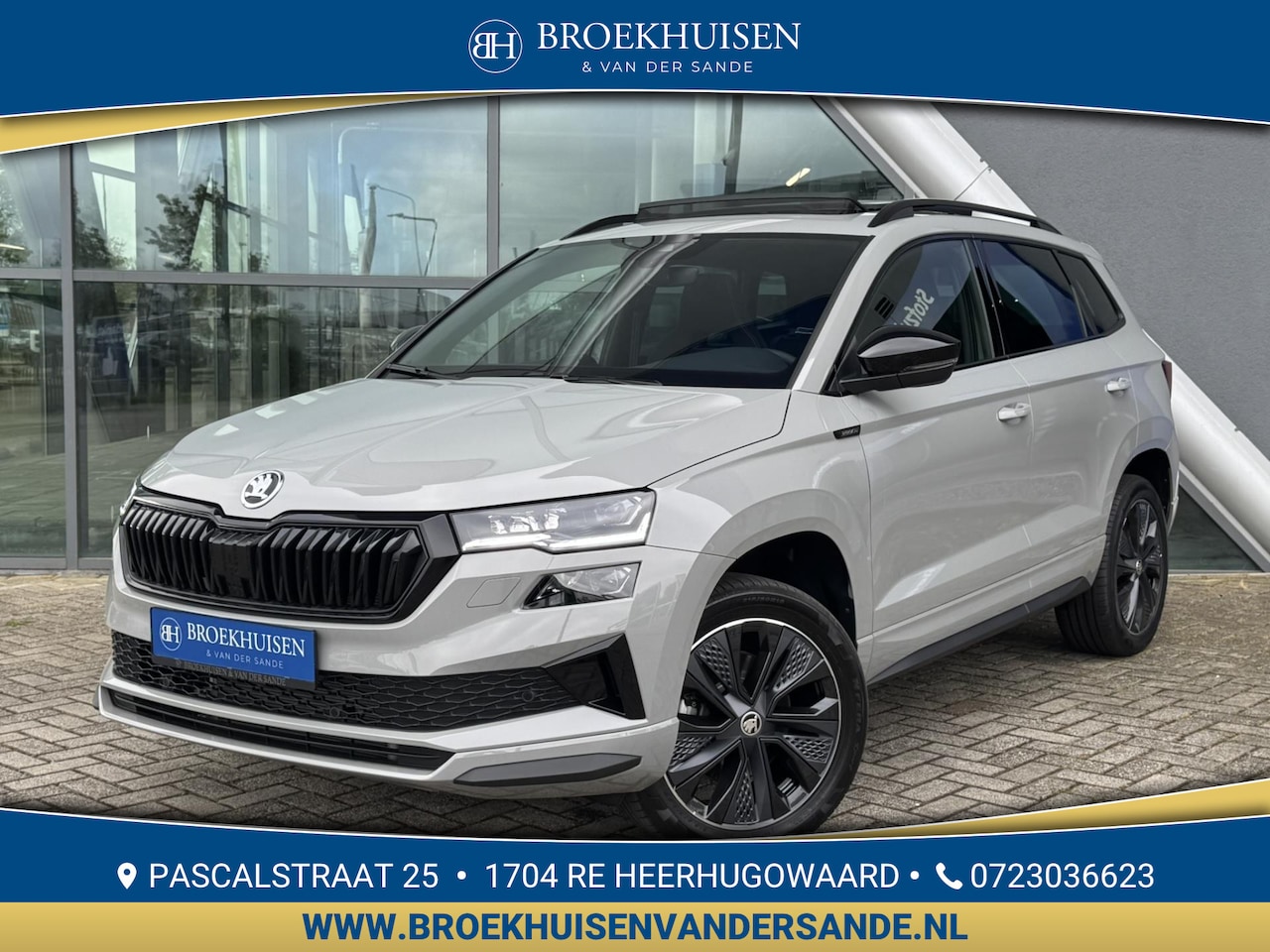 Skoda Karoq - 1.5 TSI ACT Sportline Black Style 150pk Automaat / Panoramadak / Trekhaak / Camera - AutoWereld.nl
