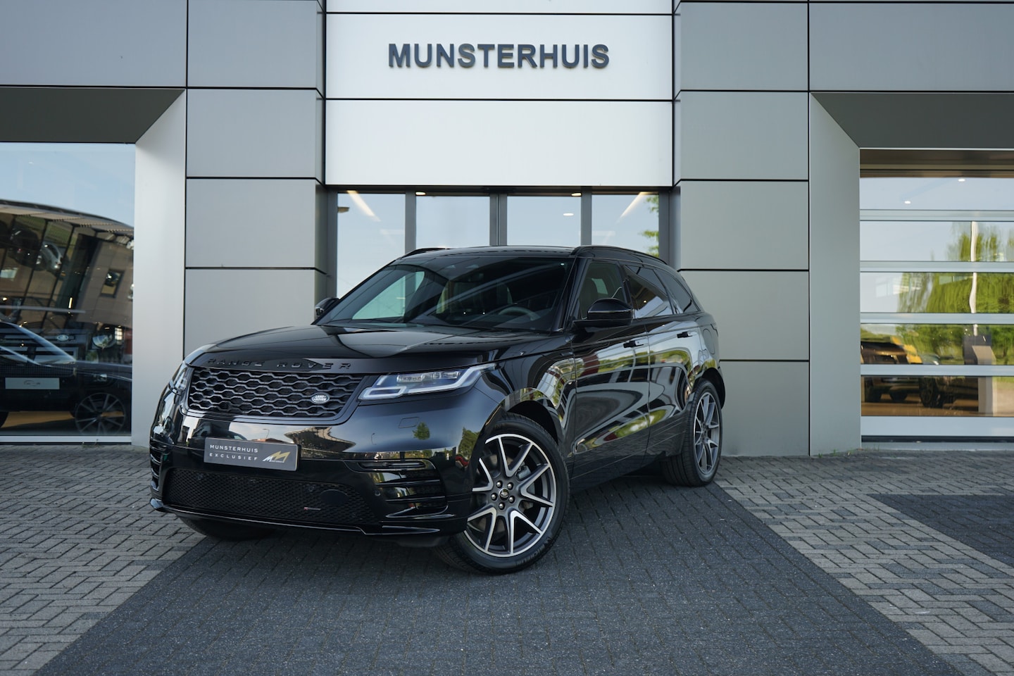Land Rover Range Rover Velar - 2.0 P400e R-Dynamic SE | Afneembare trekhaak | Schuif/Kantel dak | Voorstoelen / Achterban - AutoWereld.nl