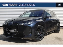 BMW iX - xDrive45 M Sport / Panoramadak Sky Lounge / Trekhaak / M Multifunctionele Stoelen / Parkin