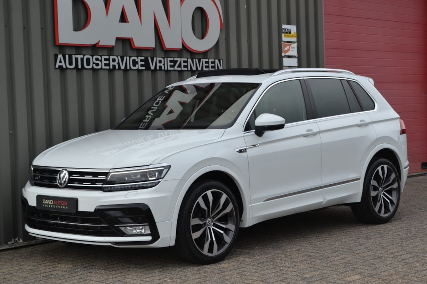 Volkswagen Tiguan - 2.0 TSI 4MOTION 220PK R-line Leer/Pano/ACC/LED - AutoWereld.nl