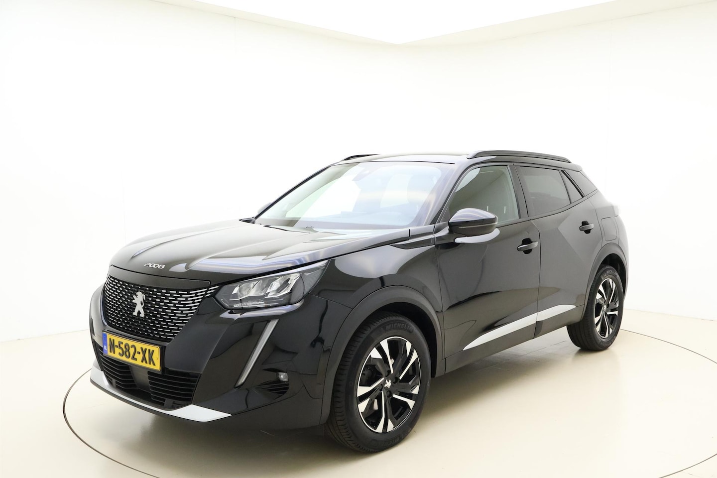Peugeot 2008 - 1.2 PureTech Allure Pack | Navigatie | Achteruitrijcamera | Climate Control | Keyless | LE - AutoWereld.nl
