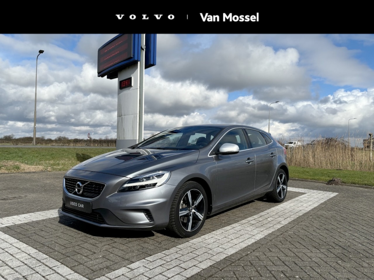 Volvo V40 - 2.0 T4 R-Design Park Assist Stoelverwarming Trekhaak 6-Speed - AutoWereld.nl