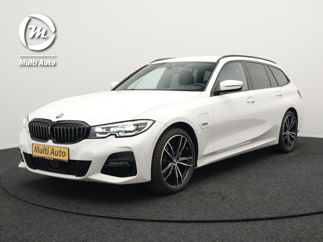BMW 3-serie Touring - 320e M Sport Plug In Hybrid PHEV | Adaptive Cruise | Alcantara Sportstoelen Verwarmd | 19" - AutoWereld.nl