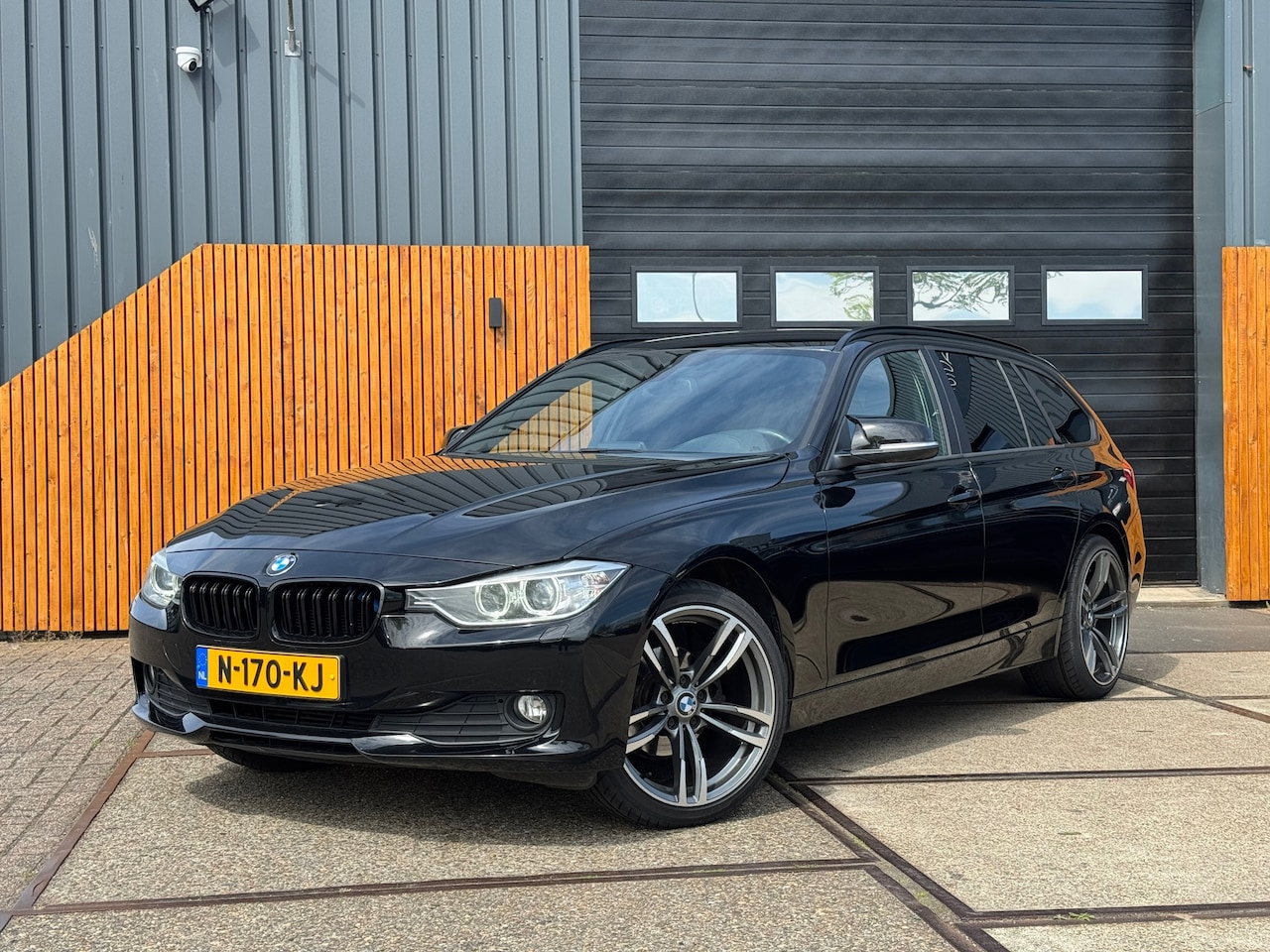 BMW 3-serie Touring - 318d High Executive M-Sport - AutoWereld.nl