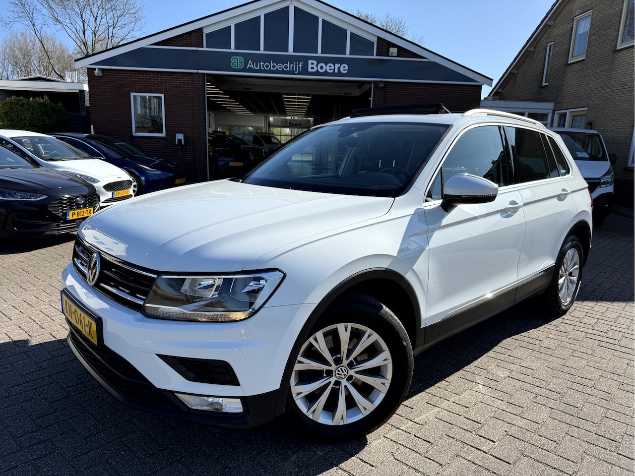 Volkswagen Tiguan - 1.4 TSI Connected Series Panoramadak, Virt.Display , Trekhaak - AutoWereld.nl