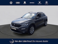 Volkswagen T-Roc - 1.0 TSI Style | 17" | Trekhaak | App Connect | Navigatie