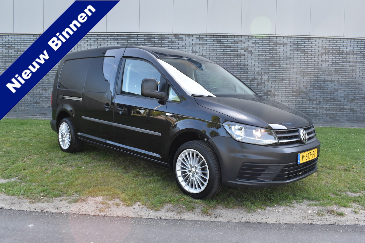 Volkswagen Caddy Maxi - 2.0 TDI L2H1 BMT Trendline Zwart lengte 2 N.A.P euro 6 met adblue - AutoWereld.nl