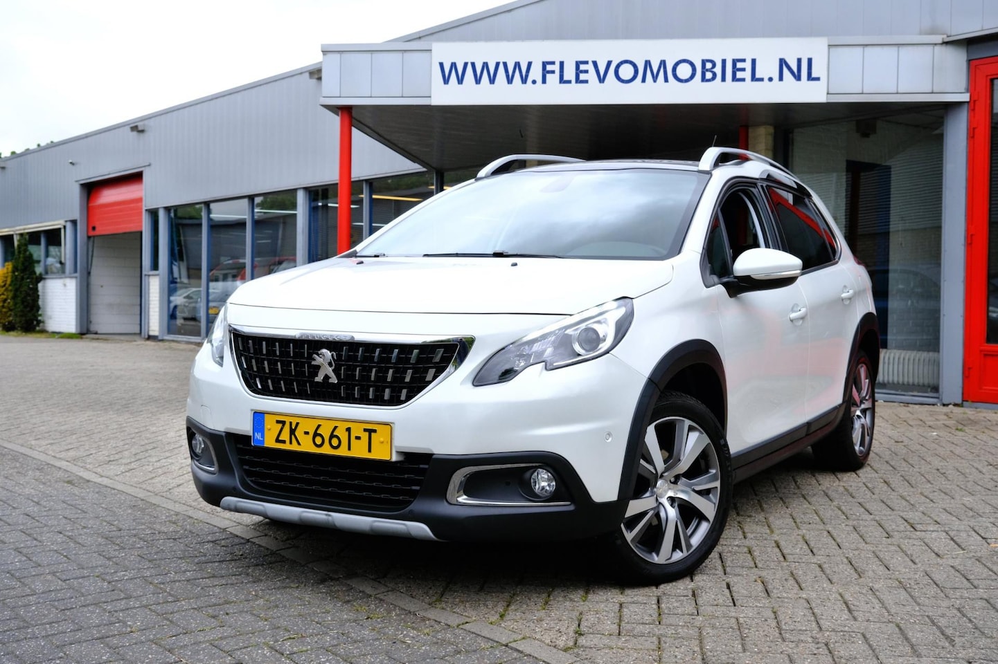 Peugeot 2008 - 1.5 BlueHDi Allure Pano|Half Leder|1e Eig|Cam|Navi|ParkAssist - AutoWereld.nl