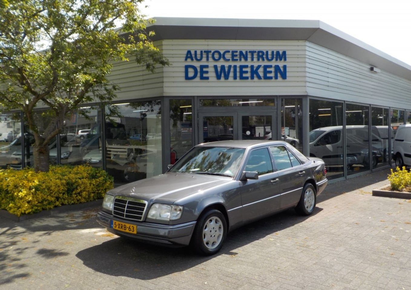 Mercedes-Benz E-klasse - SEDAN AUTOMAAT ZEER MOOIE STAAT YOUNGTIMER DEALERONDERHOUDEN - AutoWereld.nl