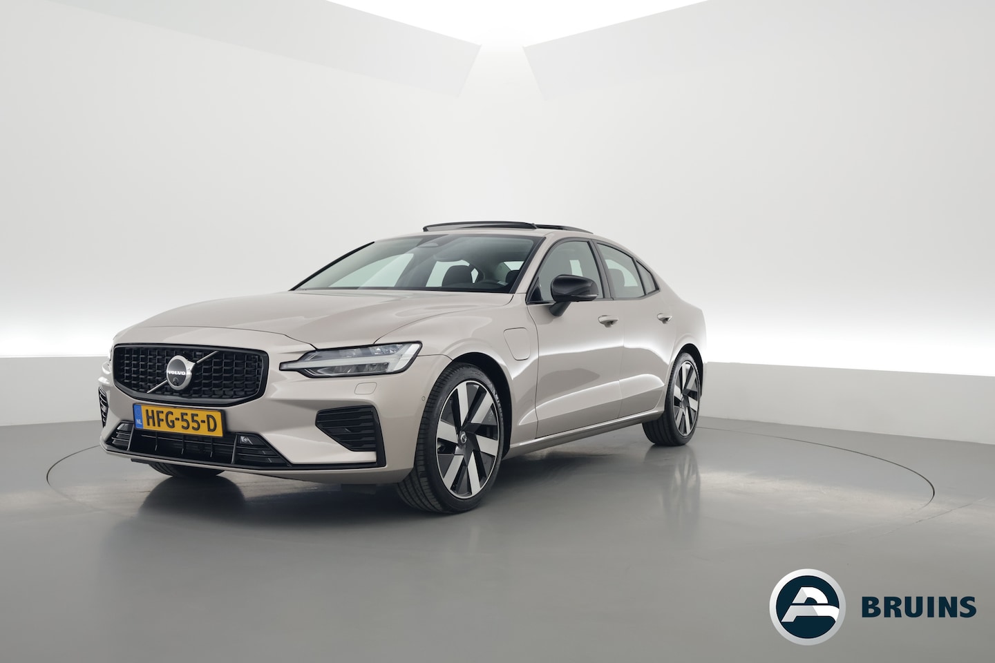 Volvo S60 - 2.0 Recharge T8 AWD Ultimate Dark | Pano | Head-up | 360 camera | 19 inch | H&K Audio | Ge - AutoWereld.nl