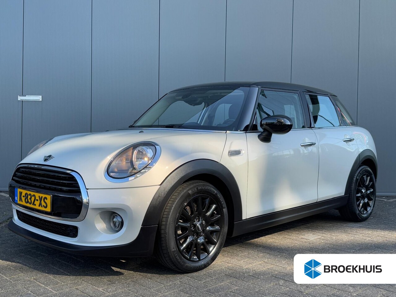 MINI Cooper - 1.5 136pk Business Edition Climate control | Boordcomputer | Cruise control | Lichtmetalen - AutoWereld.nl