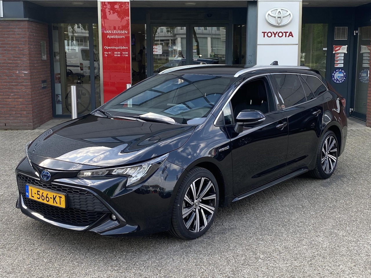 Toyota Corolla Touring Sports - 1.8 HYBRID DYNAMIC TREKHAAK STOELVERW KEYLESS 17''LM-VELGEN CAMERA AD-CRUISE APPLE/ANDROID - AutoWereld.nl