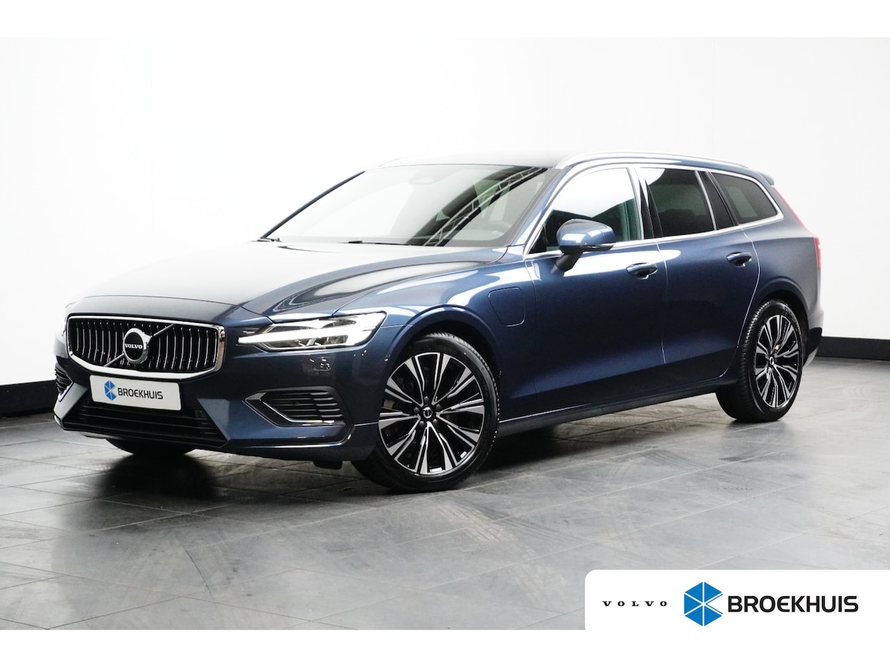 Volvo V60 - 2.0 T6 Plug-in hybrid AWD Plus Bright | Pilot Assist | Trekhaak | Leder | Camera | - AutoWereld.nl