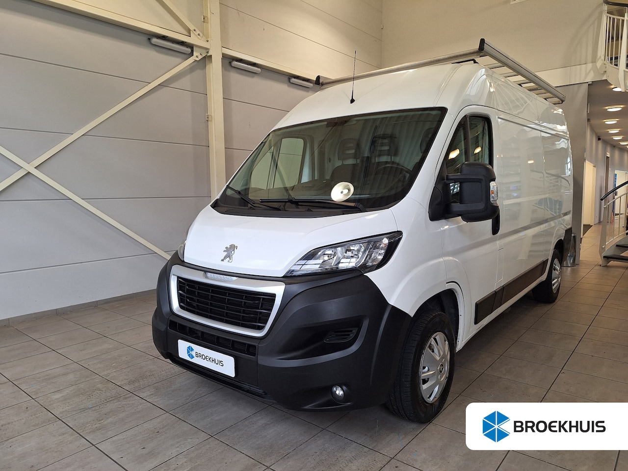 Peugeot Boxer - 330 2.2 BlueHDi 140 L2H2 Premium | Imperiaal | LED dagrijverlichting | Navigatie | Camera - AutoWereld.nl