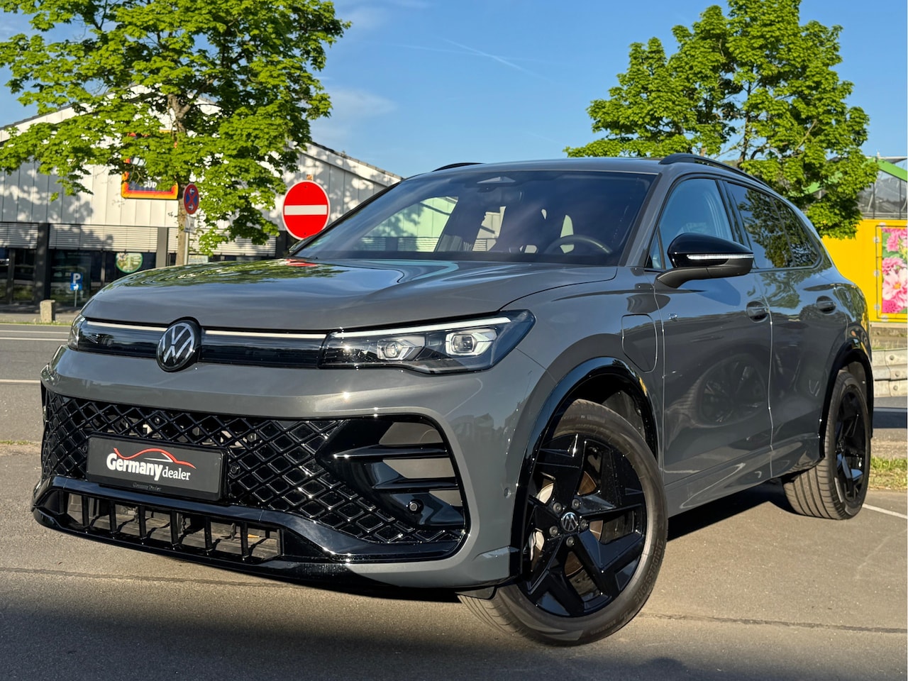 Volkswagen Tiguan - 1.5 eHybrid 272pk R-Line Edition Pano Adapt. Cruise Massage El.Tr.Haak Blackstyle - AutoWereld.nl