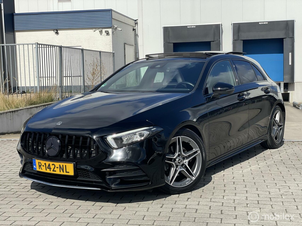 Mercedes-Benz A-klasse - 180 AUT AMG Pano Night Carplay Ambient - AutoWereld.nl