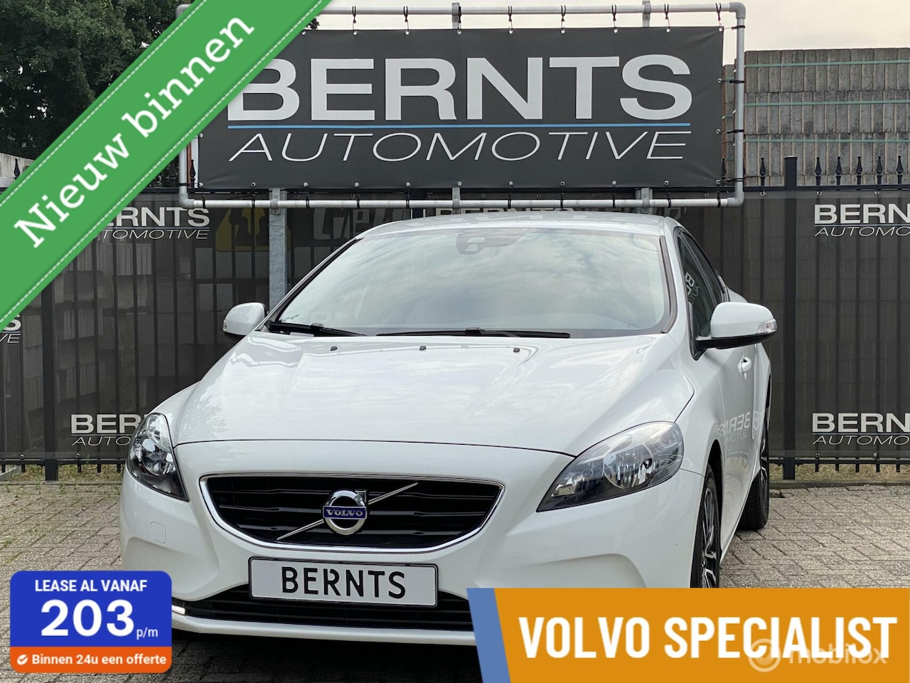 Volvo V40 - 2.0 T2|Navigatie|Parkeersensoren|Digitaal Instrumentenpaneel - AutoWereld.nl