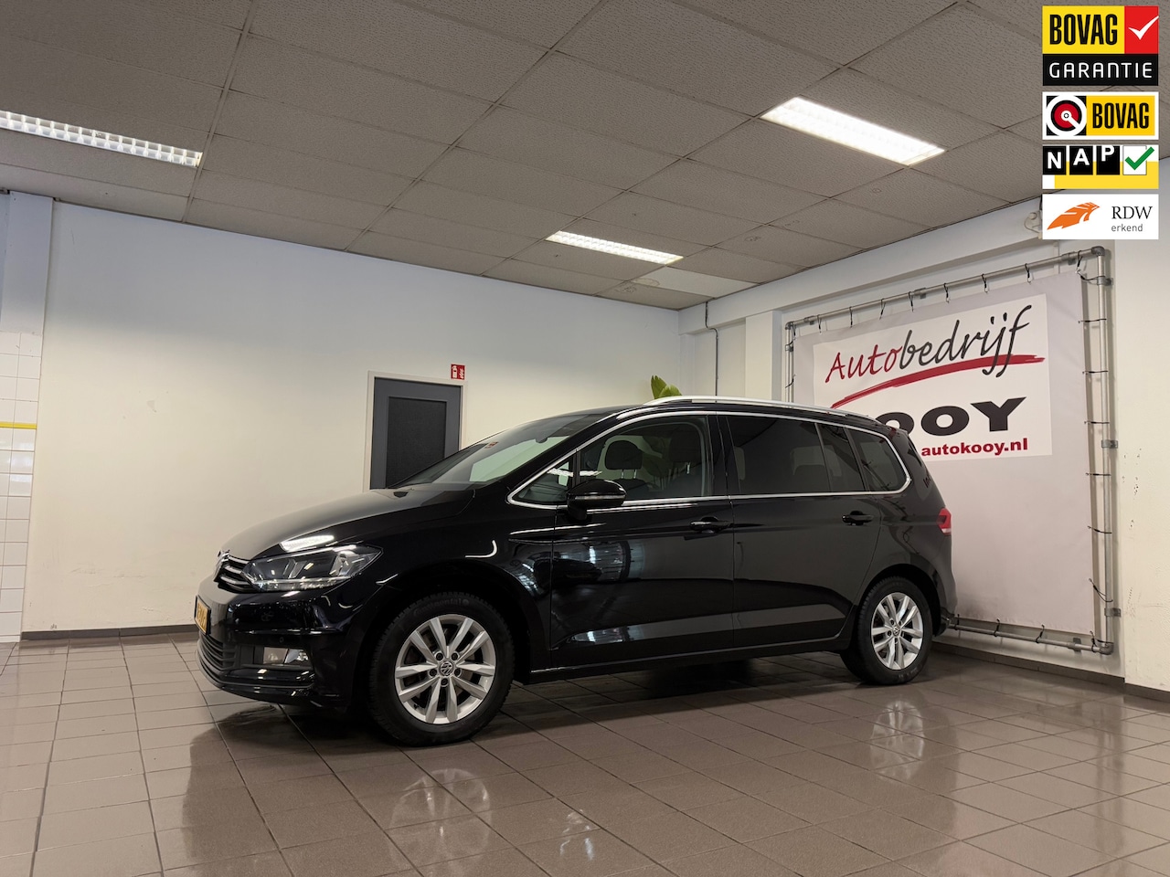 Volkswagen Touran - 1.2 TSI Highline * 7 Persoons / Trekhaak / Navigatie / Camera / NL Auto * - AutoWereld.nl