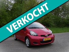 Toyota Aygo - 1.0-12V Aspiration Red Navigator . Airco . Navigatie . Half leder / Alcatara