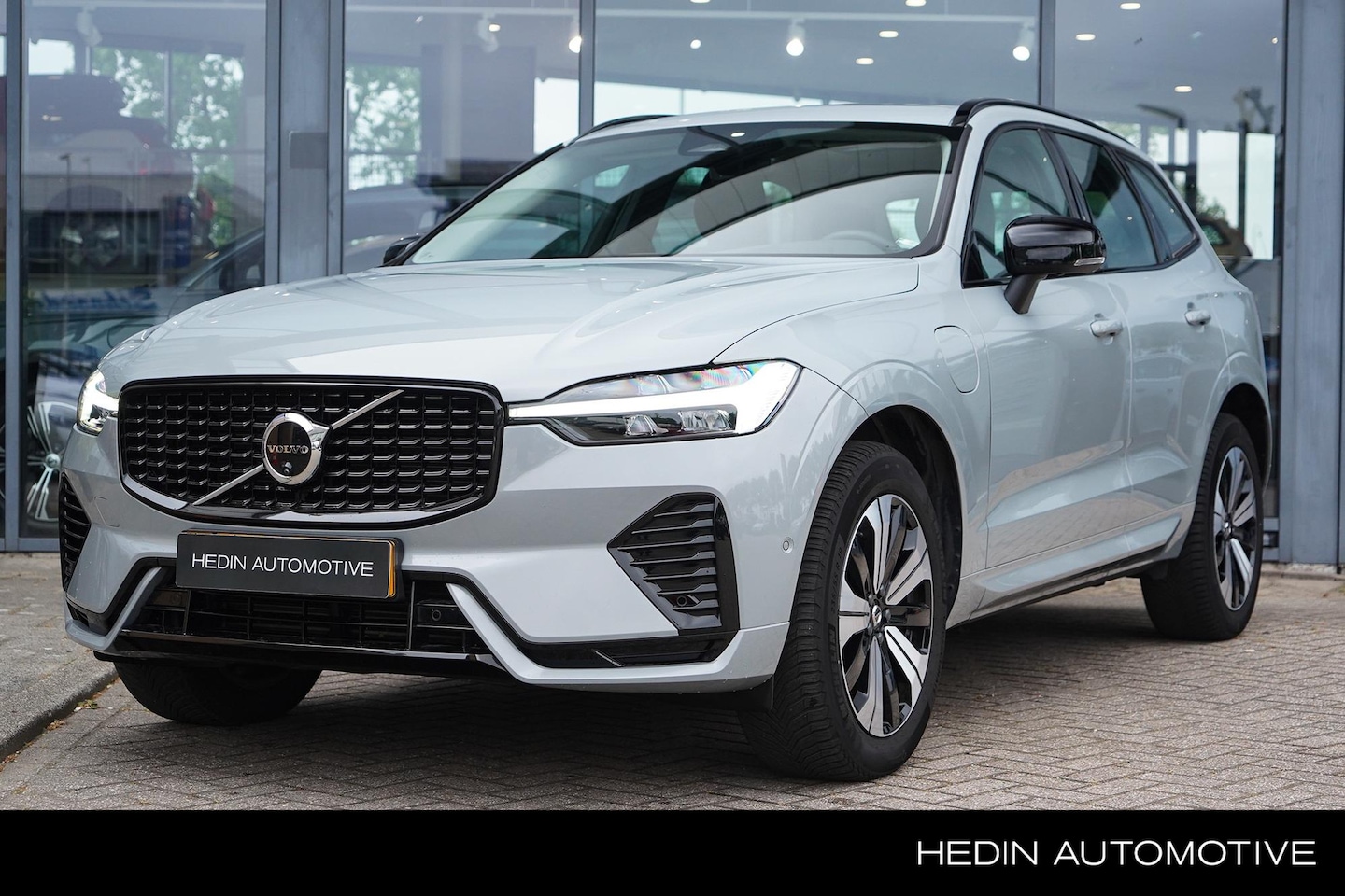 Volvo XC60 - 2.0 T6 Plug-in hybrid AWD Plus Dark 2.250 kg trekgewicht! | Long Range Accu | Panoramadak - AutoWereld.nl