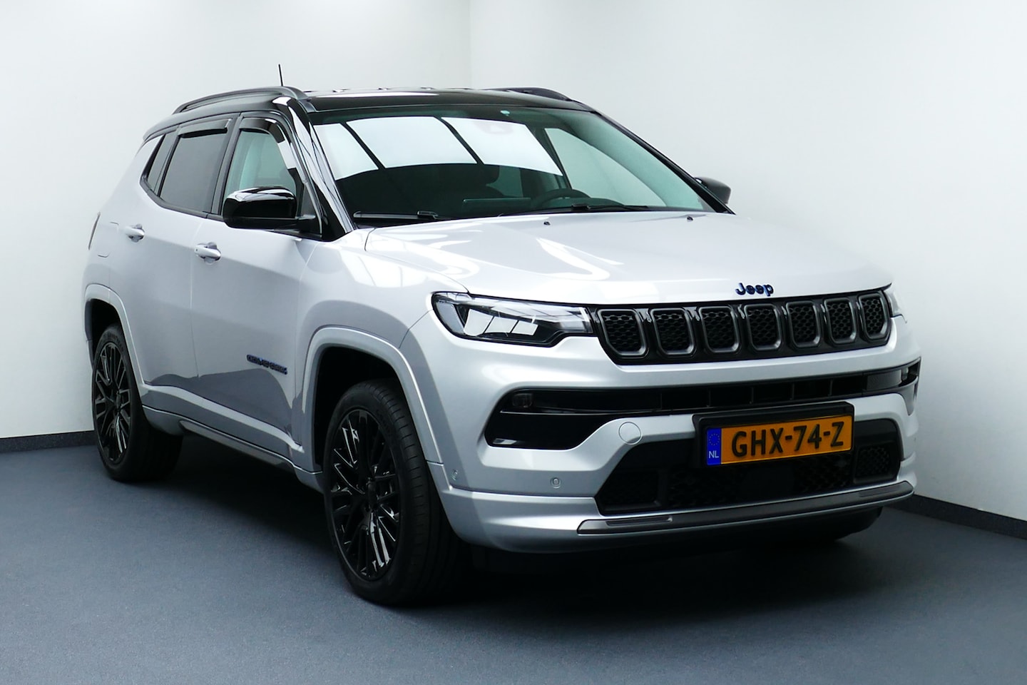 Jeep Compass - 4xe 240 Plug-in Hybrid Electric Upland. Zwart Dak, Haak 1250kg - AutoWereld.nl