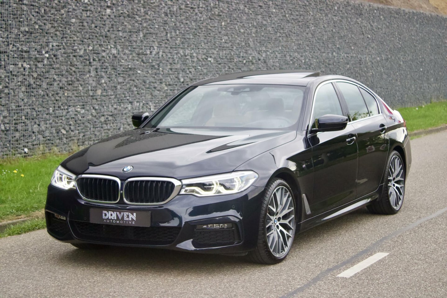 BMW 5-serie - 520i M SPORT | INDIVIDUAL - SCHUIFDAK - NL AUTO - AutoWereld.nl