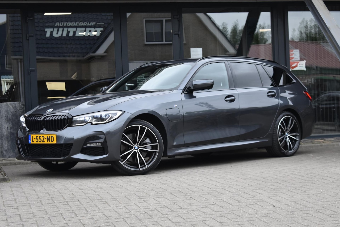 BMW 3-serie Touring - 320e M-SPORT | SHADOW-LINE | EL. WEGKL. TREKHAAK | HEAD-UP DISPLAY | APPLE CARPLAY | ANDRO - AutoWereld.nl