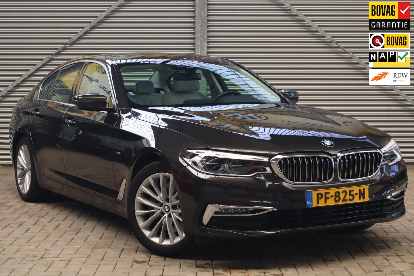 BMW 5-serie - 530i High Executive | ORIGINEEL NL!| PANO | PDC | CAMERA | TREKHAAK - AutoWereld.nl